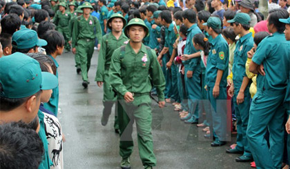 Thanh niên Thành phố Thủ Dầu Một, tỉnh Bình Dương lên đường làm nghĩa vụ quân sự. Ảnh: Quách Lắm/TTXVN)