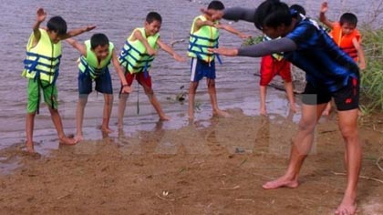 A swimming class for children. (Source: VNA)