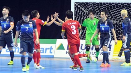 Vietnamese players celebrate a goal scored in a quarter-final match against Japan at the AFC Futsal Championship. (Source: the-afc.com)