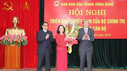 Politburo members Dinh The Huynh (right) and Pham Minh Chinh (left) congratulated Truong Thi Mai on her newly entrusted position. (Credit: VGP)