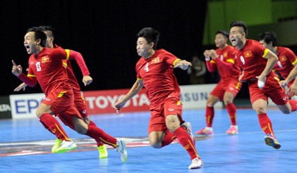 ĐT Futsal Việt Nam ăn mừng khi đánh bại Nhật Bản (Ảnh: Quang Thắng