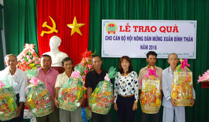 Trao quà cho cán bộ Hội mừng Xuân Bính Thân 2016.