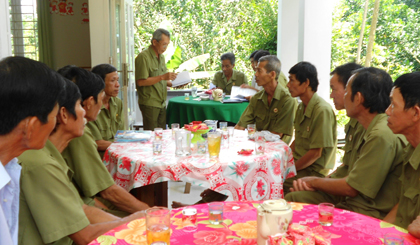 Ông Hồ Văn Khuyên (đứng) trong một buổi sinh hoạt Chi hội Cựu chiến binh ấp Xuân Sắc (xã Hội Xuân).