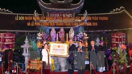 Vice President Nguyen Thi Doan (first from left) presents a certificate recognising Tran Thuong temple as a special national relic site to Ha Nam provincial leaders (Photo: VNA)