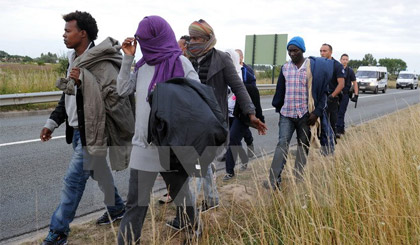 Người nhập cư tại khu vực cảng Calais, miền bắc Pháp ngày 3-8. Nguồn: AFP/TTXVN