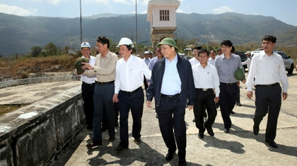 Deputy Prime Minister Nguyen Xuan Phuc inspects Song Sat water reservoir. (Credit: VGP)