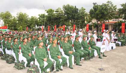 Thanh niên TP. Mỹ Tho hăng hái lên đường nhập ngũ.