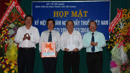 Deputy Chairman of the Provincial People’s Committee Tran Thanh Duc visits and presents flowers and gifts to leaders of the Provincial General Hospital Center.