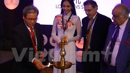 Vietnamese Ambassador to India Ton Sinh Thanh (left) lights up the candle to open the show. (Credit: VNA)