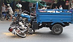 Mô tô và xe ba gác đụng nhau