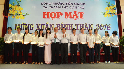 Deputy Secretary of the Provincial Party Committee Vo Van Binh, Deputy Chairman of the Provincial People’s Committee Tran Thanh Duc give students scholarship.