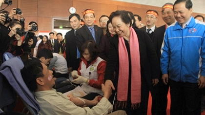 Vice President Nguyen Thi Doan visits the blood donors at the event (Photo: vtc.vn)