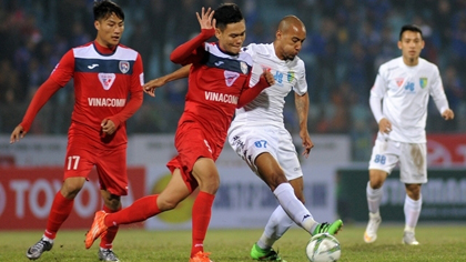 Hanoi T&T (white) suffer a 1-0 loss to Quang Ninh Coal (red) at home on February 27. (Credit: Duc Anh/NDO)