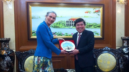 Chairman Nguyen Thanh Phong (R) and Dutch Ambassador Nienke Trooster (Photo: voh.com.vn)