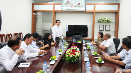 Mr. Le Van Huong spoke at a meeting with Tien Tien Garment Joint Stock