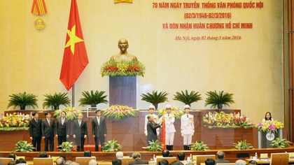 NA Chairman Nguyen Sinh Hung presents Ho Chi Minh Order to the NA Office. (Credit: VNA)