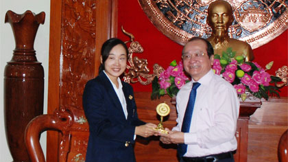 Deputy Chairman of the PPC Tran Thanh Duc gives Naoko Tamamura province’s souvenir