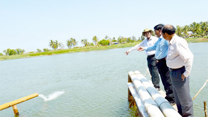 Chairman Le Van Huong check the water supply situation in Tan Phu Dong district.