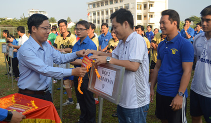 đồng chí Trần Thanh Nguyên, Tỉnh Ủy viên, Bí thư Đảng ủy Khối các cơ quan tỉnh trao cờ lưu niệm cho các cụm đoàn.