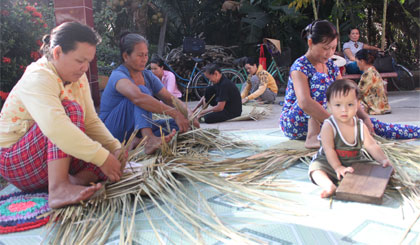 “Tổ liên kết đan đệm bàng” thu hút đông đảo chị em tham gia.