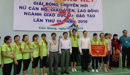 Ông Nguyễn Hồng Oanh, Giám đốc Sở GD-ĐT và ông Lưu Nhơn Đức, Chủ tịch CĐGD tỉnh  trao giải I cho các VĐV.