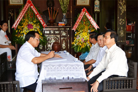 Nguyên Bí thư Thành ủy Hà Nội Phạm Quang Nghị viếng và viết lưu niệm tại Nhà thờ bà Nguyễn Thị Thập.