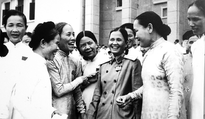 Bà Nguyễn Thị Thập trò chuyện cùng các đại biểu nữ tại Đại hội Đảng toàn quốc lần thứ III (tháng 9-1960).