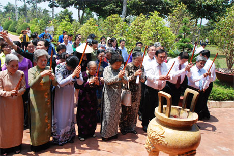 Lãnh đạo trung ương và lãnh đạo tỉnh Tiền Giang kính cẩn tha71p hương tưởng nhớ đồng chí Nguyễn Thị Thập tại khu di tích Nam kỳ khởi nghĩa.