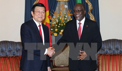 Tổng thống nước Cộng hòa Thống nhất Tanzania John Magufuli đón Chủ tịch nước Trương Tấn Sang. Ảnh: Nguyễn Khang/TTXVN