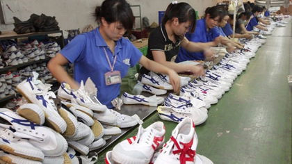 Workers at Thong Ninh Footwear Company. (Photo: VNA)