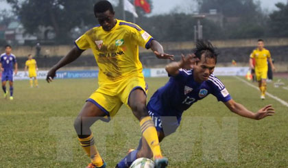 Sông Lam Nghệ An (áo vàng) có chiến thắng đầu tay ở V-League 2016. Ảnh: Thanh Tùng/TTXVN