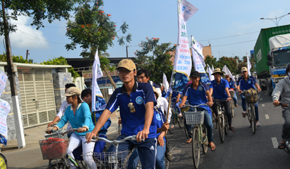 Đi xe đạp tuyên truyền hường ứng Giờ Trái đất. Ảnh minh họa: Như Lam