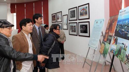 Visitors at the exhibition (Photo: VNA)