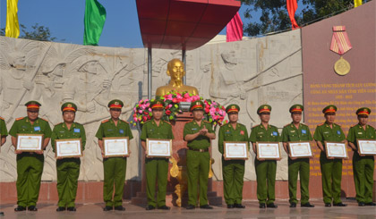 Thiếu tướng - Giáo sư, Tiến sĩ Ngô Sỹ Hiền, Viện trưởng Viện Khoa học hình sự Bộ Công an trao tặng Giấy khen cho các tập thể.