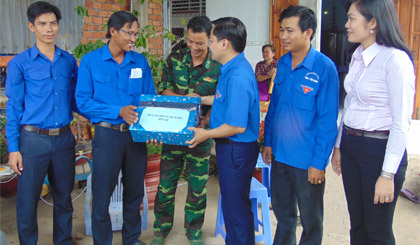 Bí thư Trung ương Đoàn Nguyễn Anh Tuấn thăm, tặng quà Đội Thanh niên tình nguyện xã Phú Tân.