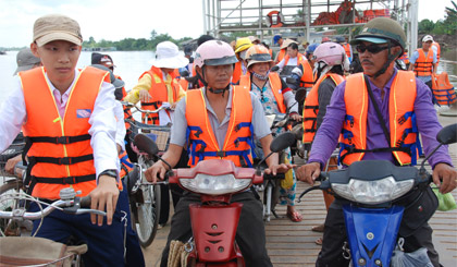 Hành khách qua đò phải mặc áo phao.