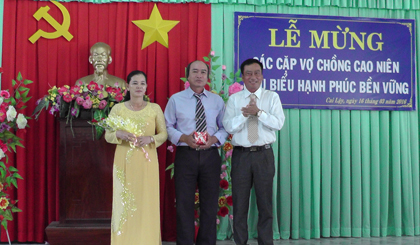 Ban Tổ chức tặng quà lưu niệm cho các gia đình dự họp mặt