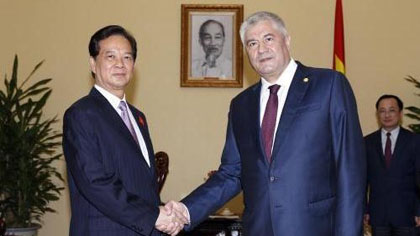 Prime Minister Nguyen Tan Dung (L) receives Russian Interior Minister Vladimir Kolokoltsev (Photo: VNA)