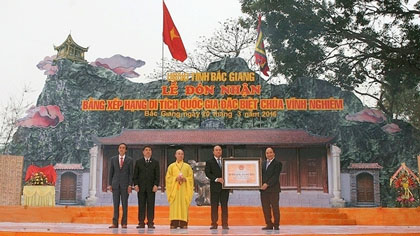 Deputy PM Nguyen Xuan Phuc (first from right) presents certificate honouring Vinh Nghiem pagoda as a special national heritage to local leaders.