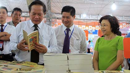 Deputy Minister of Information and Communications Truong Minh Tuan visits the ninth Ho Chi Minh City Book Fair (Photo: vietnamnet.vn)