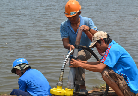Công nhân công ty xây dựng phải dùng máy bơm để lấy nước từ ao nước ấp Tân Xuân, xã Tân Phú, huyện Tân Phú Đông để chở nước phục vụ công trình xây dựng.
