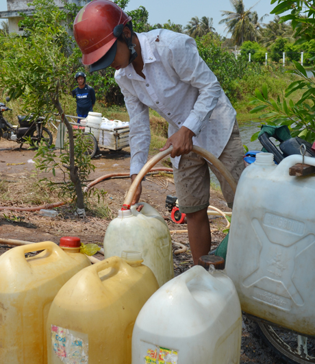 Máy bơm túc trực ngày đêm để bơm lấy nước ở xã Tân Phú, huyện Tân Phú Đông.
