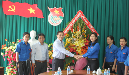 Ông Lê Văn Hưởng, Phó Bí thư Tỉnh ủy, Chủ tịch UBND tỉnh tặng hoa chúc mừng Tỉnh đoàn.
