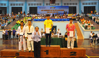 Ông Nguyễn Ngọc Minh, Giám đốc Sở VH-TT&DL trao giải cho các VĐV đạt thành tích cao tại Giải Taekwondo Cúp các CLB mạnh toàn quốc năm 2015.  Ảnh: HỮU CHÍ