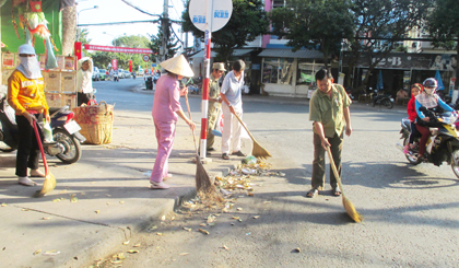 Hàng tuần các chi hội, mặt trận, đoàn thể khu phố 1 đều tổ chức nhiều buổi ra quân tổng vệ sinh môi trường ở nhiều tuyến đường, hẻm trên địa bàn khu phố.