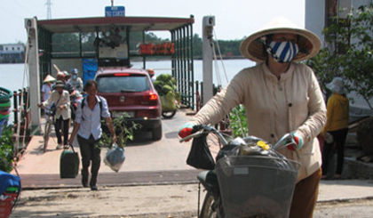 Hành khách và các phương tiện lưu thông qua phà Hiệp Đức. Ảnh: vov.vn