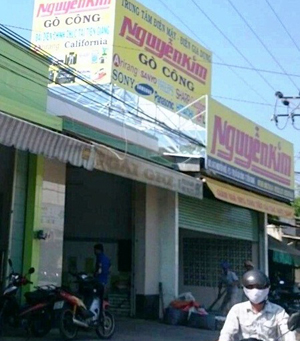 “Trung tâm điện máy, điện gia dụng Nguyễn Kim – Gò Công”, nhạy Logo thương hiệu của Trung tâm Nguyễn Kim.