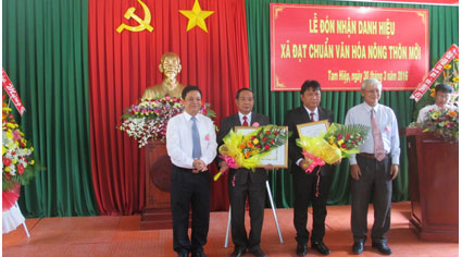 Chau Thanh district leaders handed over the Recognition decided to confer recognition of communal standards of new rural culture to leadership Tam Hiep