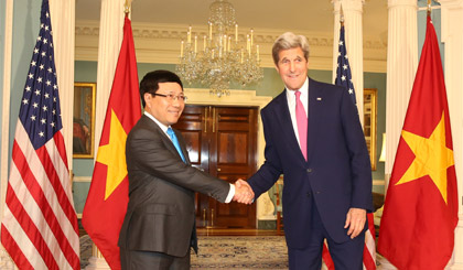 Phó Thủ tướng Phạm Bình Minh và Bộ trưởng Ngoại giao Hoa Kỳ John Kerry. Ảnh: VGP/Hải Minh