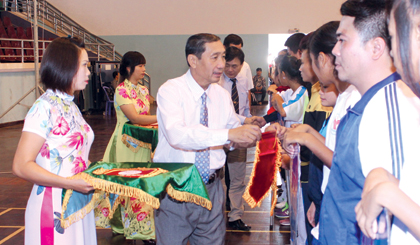 Ông Nguyễn Ngọc Minh, Giám đốc Sở Văn hóa, Thể thao và Du lịch Tiền Giang trao Cờ lưu niệm cho các đơn vị tham gia. 											             Ảnh: Ngọc Trung